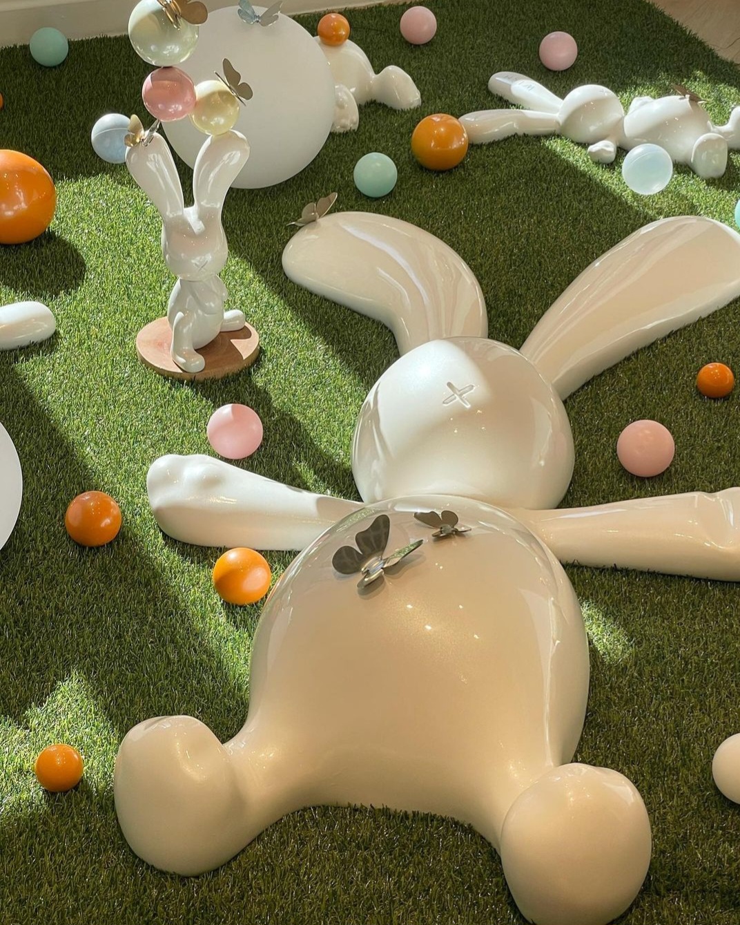 도근기_시그널시리즈(Dreaming Rabbit)_2023_레진, 우레탄 도장, _100X150X40CM_200만원 - 도근기